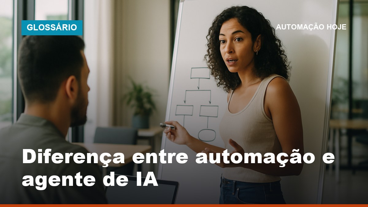 Analista brasileira explica em quadro branco a diferença entre automação e agente de IA para colega