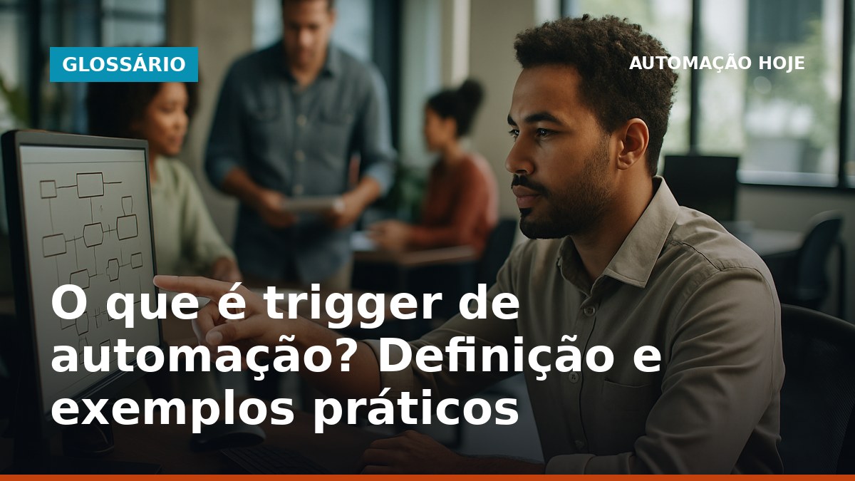 Profissional brasileiro explicando triggers de automação em um escritório moderno